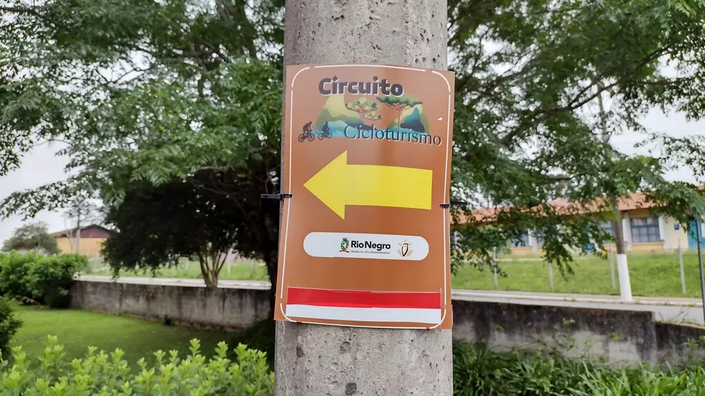 Prefeitura de Rio Negro instala placas para sinalizar as rotas do cicloturismo